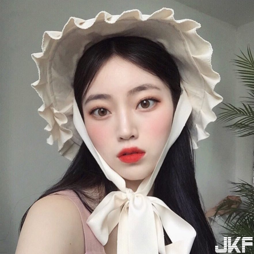 妹子衣服繃緊緊一對「渾圓乳球」滿到快溢出，帶球走的畫面好危險啊！