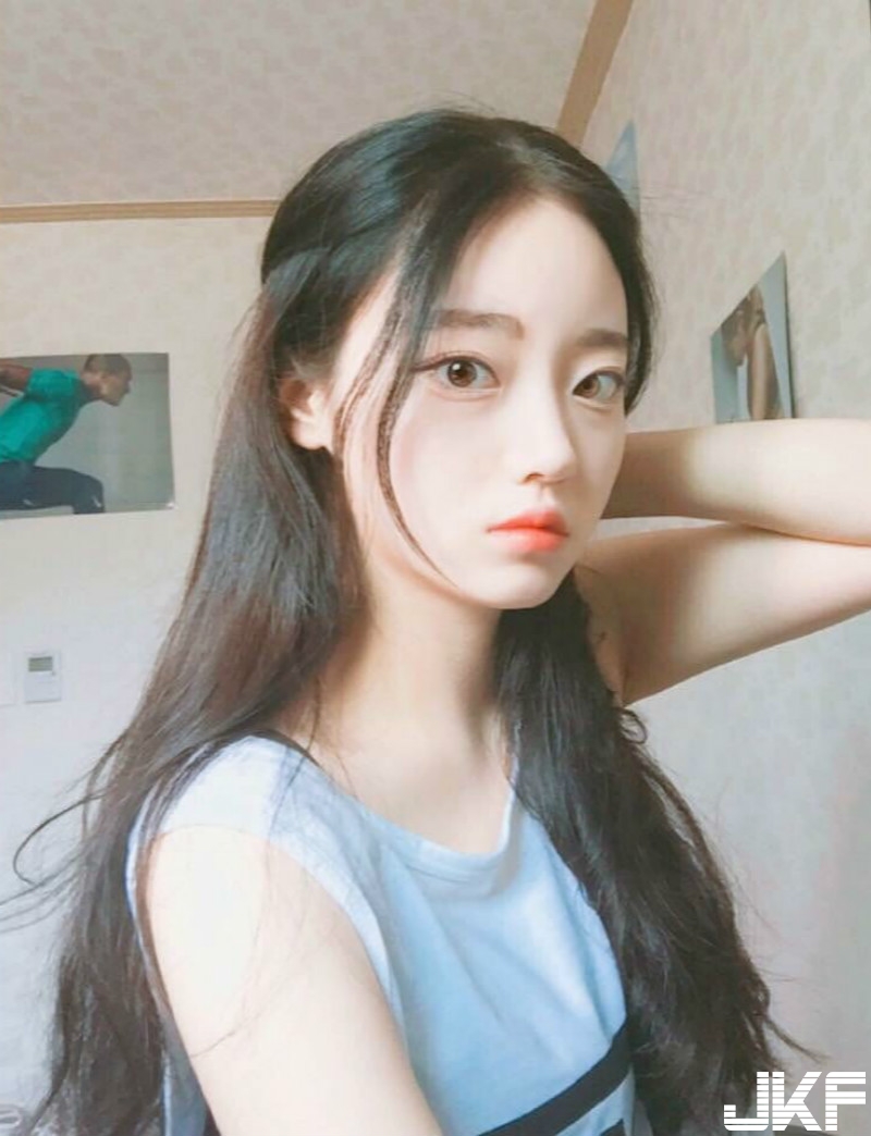 妹子衣服繃緊緊一對「渾圓乳球」滿到快溢出，帶球走的畫面好危險啊！