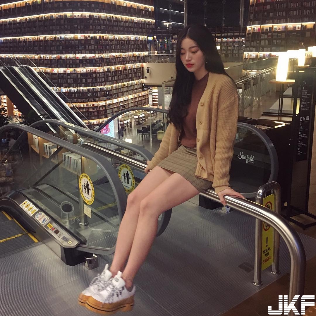 妹子衣服繃緊緊一對「渾圓乳球」滿到快溢出，帶球走的畫面好危險啊！