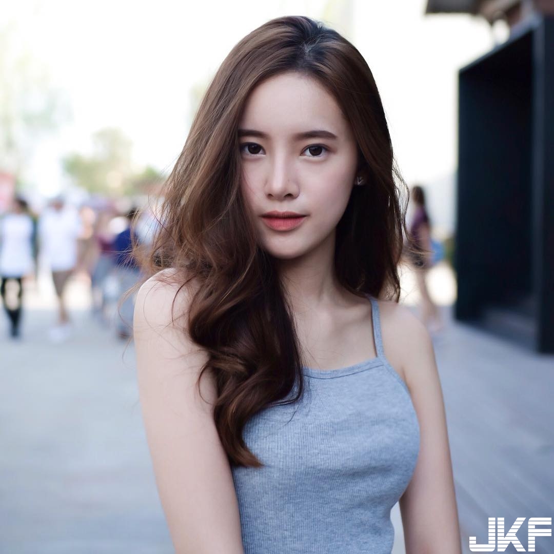 氣質空靈「鄰家正妹」讓人看出神了！白嫩大長腿太吸睛，天菜的完美標準！