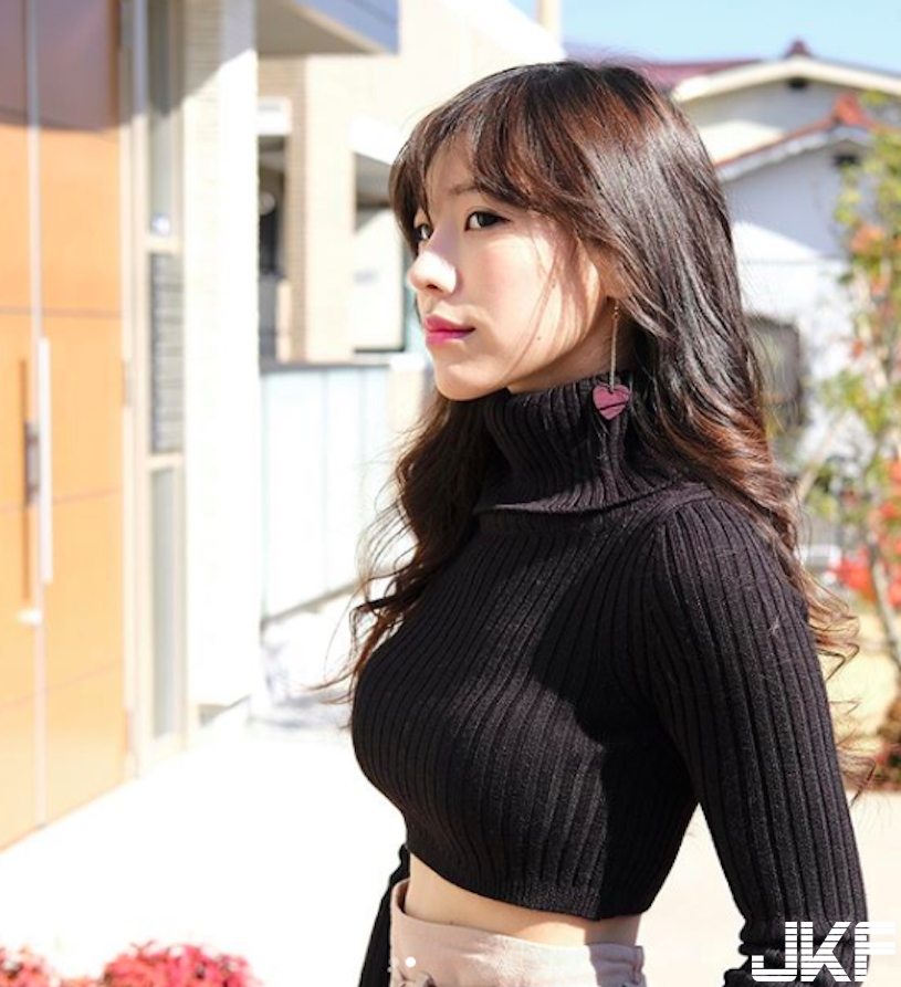 IG女神「緊身毛衣包覆巨乳」，極品S曲線讓人血液直衝！