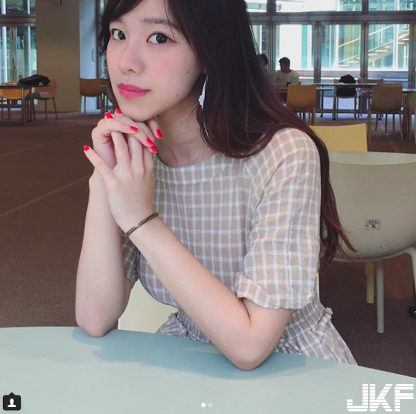 IG女神「緊身毛衣包覆巨乳」，極品S曲線讓人血液直衝！