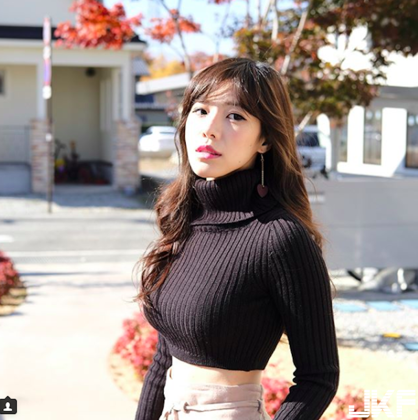 IG女神「緊身毛衣包覆巨乳」，極品S曲線讓人血液直衝！