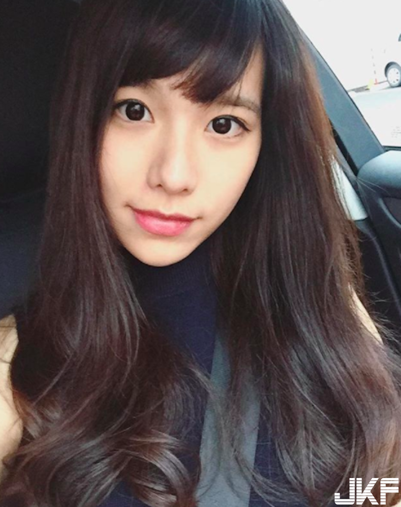 IG女神「緊身毛衣包覆巨乳」，極品S曲線讓人血液直衝！