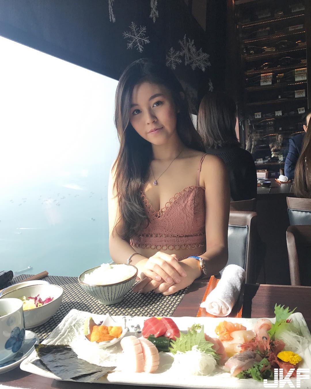 香港甜美正妹露「飽滿圓乳」　逆天長腿占滿畫面！自彈自唱歌聲超甜！
