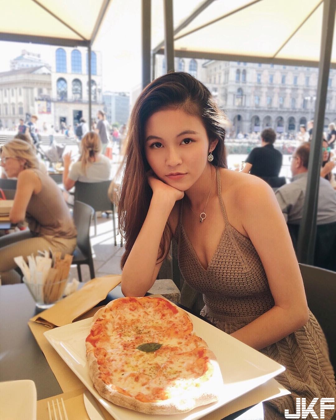 香港甜美正妹露「飽滿圓乳」　逆天長腿占滿畫面！自彈自唱歌聲超甜！