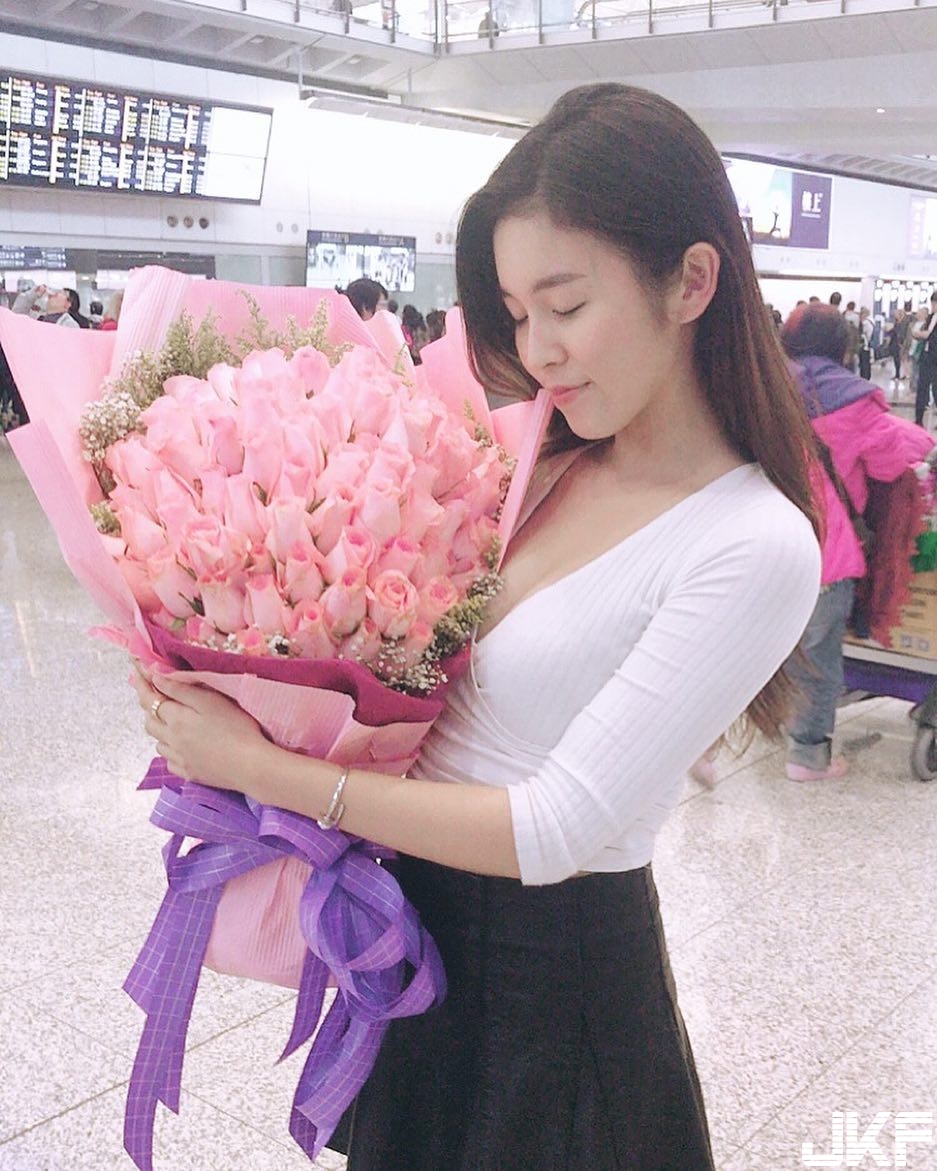 香港甜美正妹露「飽滿圓乳」　逆天長腿占滿畫面！自彈自唱歌聲超甜！