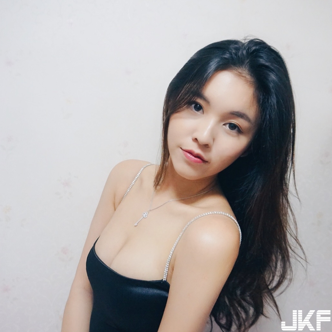 香港甜美正妹露「飽滿圓乳」　逆天長腿占滿畫面！自彈自唱歌聲超甜！