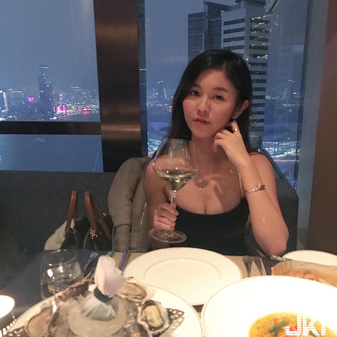 香港甜美正妹露「飽滿圓乳」　逆天長腿占滿畫面！自彈自唱歌聲超甜！