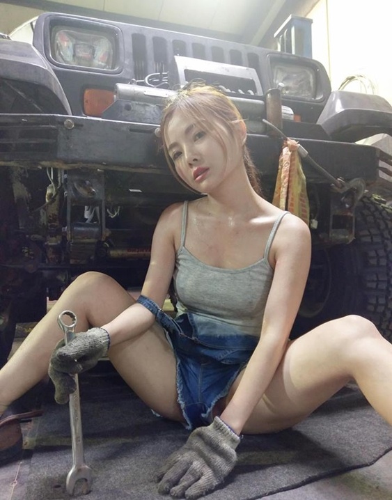 台灣爆乳女車工！正妹「真空修車」好刺激，霸氣側漏路人都看傻了！