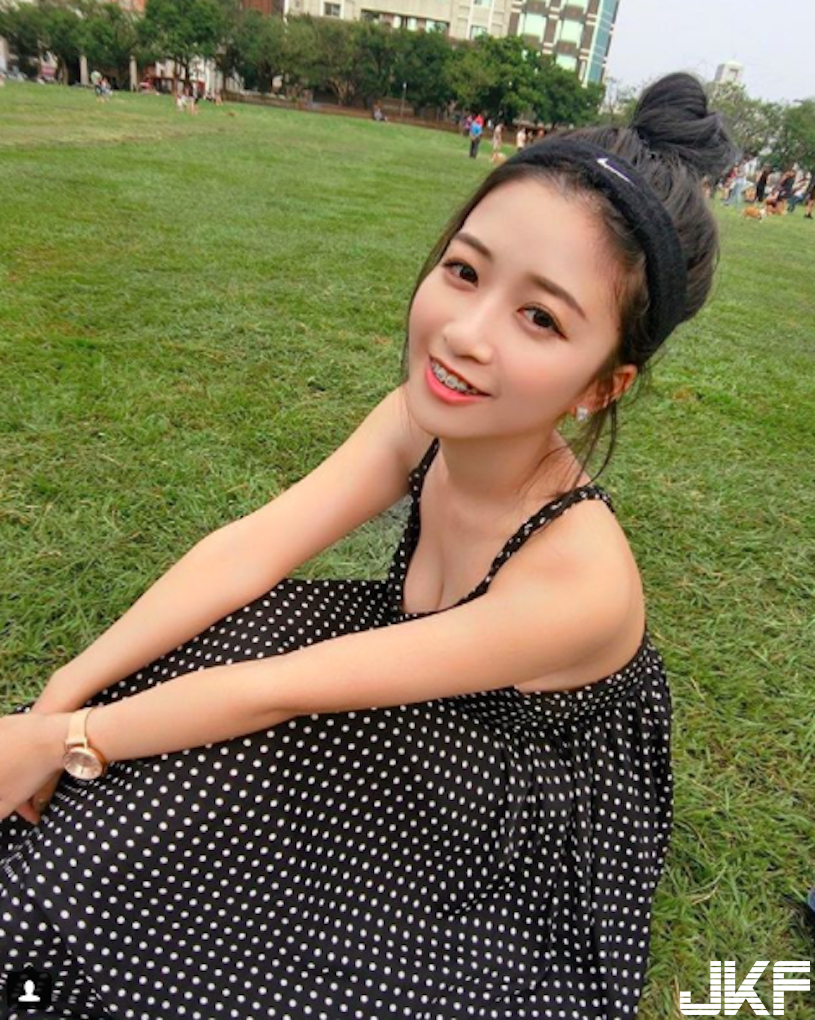 超豪華ω奶！正妹「胸前好重」圓圓滿滿太立體，海邊「劇烈晃動」網：比浪更洶湧！