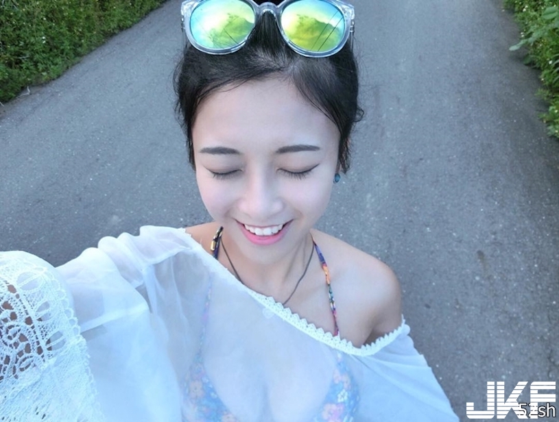 超豪華ω奶！正妹「胸前好重」圓圓滿滿太立體，海邊「劇烈晃動」網：比浪更洶湧！