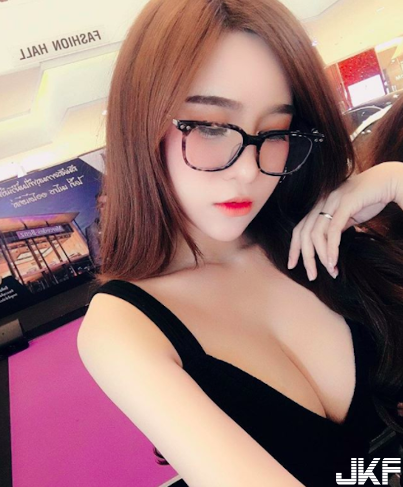 火辣辣！超胸悍「極品爆乳妹」F 奶有夠犯規！極度挑逗的「美胸視角」讓人受不了…