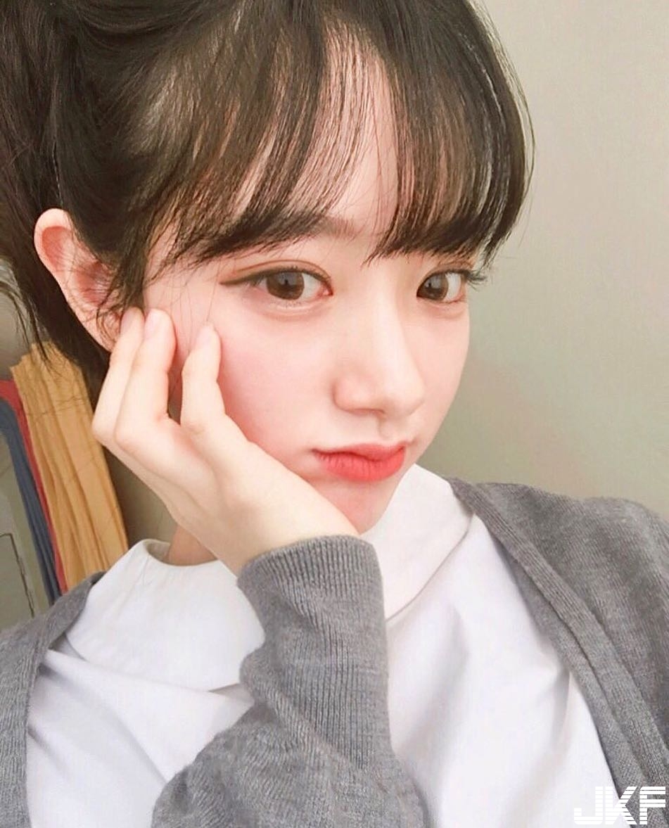 妹子短裙大露「白嫩長腿」好犯規，「杏桃大眼」好會放電讓人全身酥麻啦！