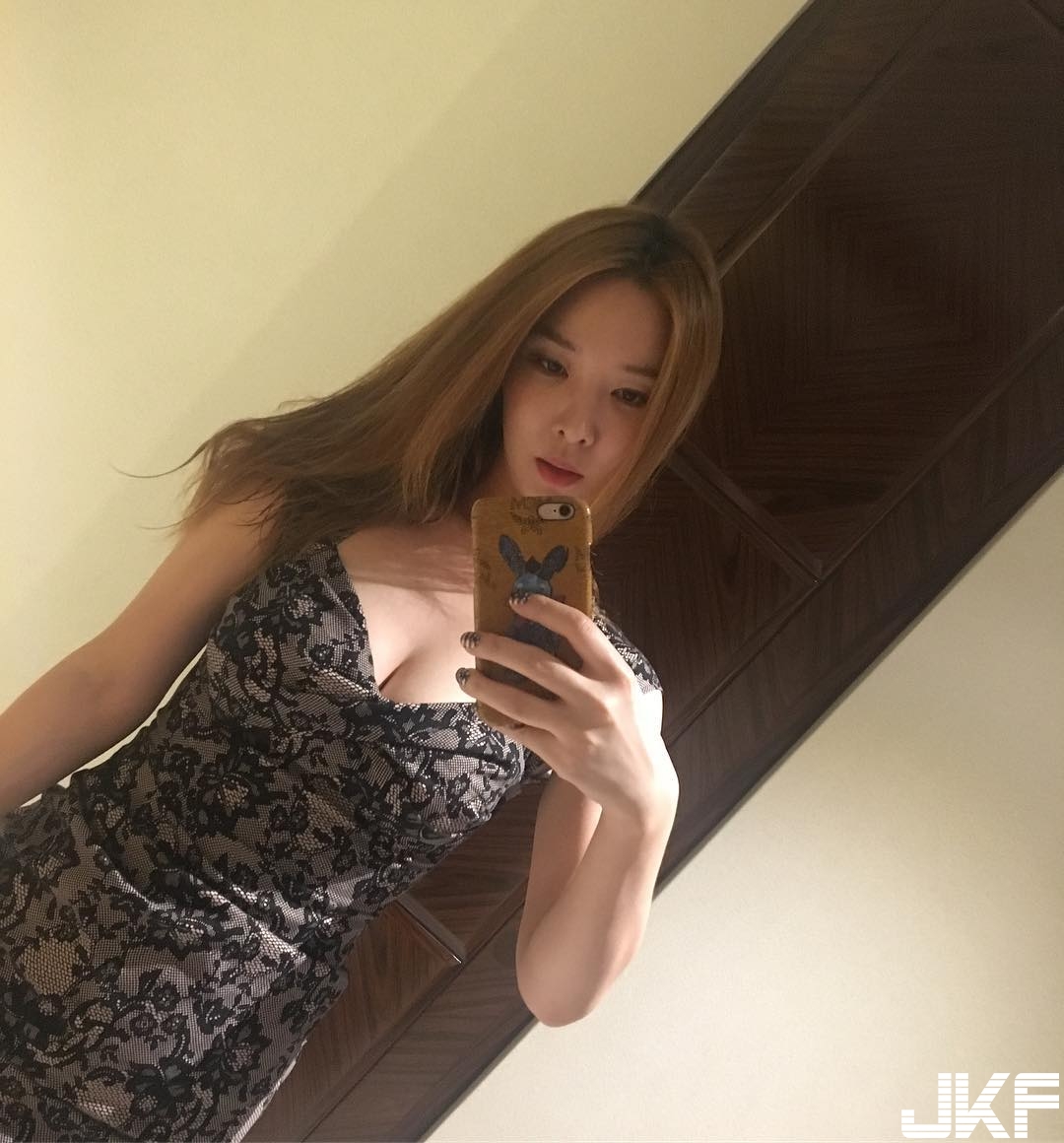 吃飯啦！姐姐深V到底大爆「白嫩奶球」好誘人，想動手夾胸前「兩團大肉包」！