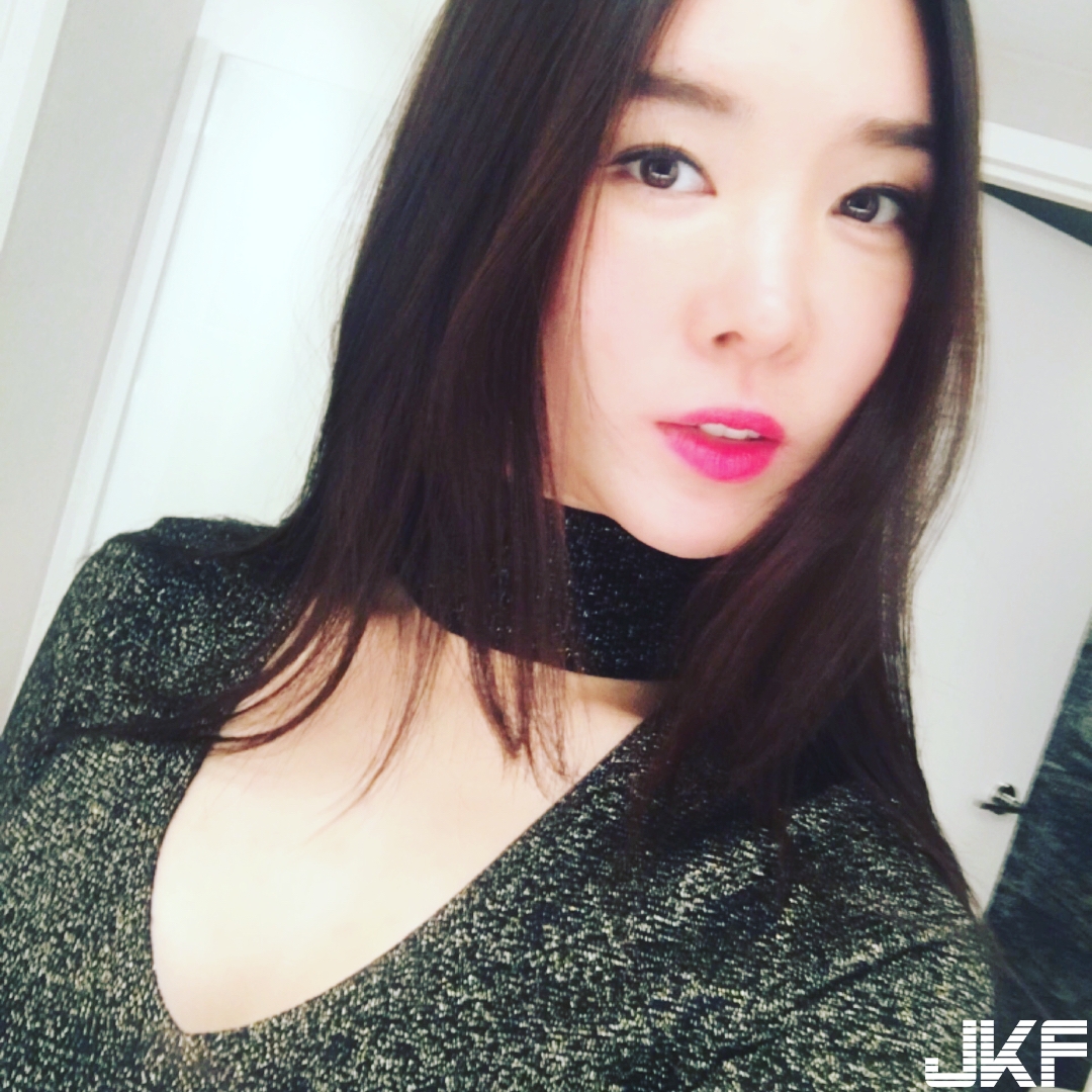 吃飯啦！姐姐深V到底大爆「白嫩奶球」好誘人，想動手夾胸前「兩團大肉包」！