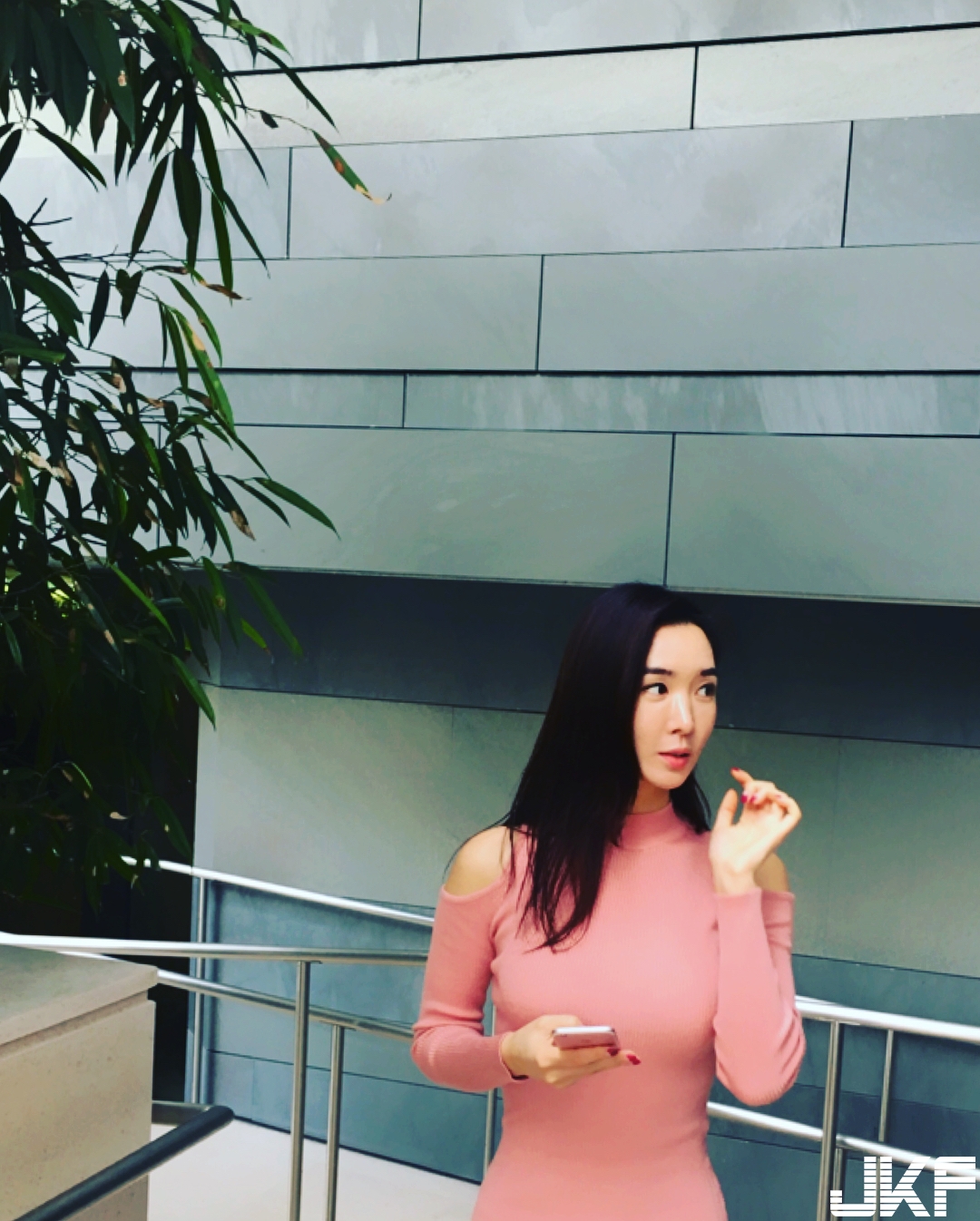 吃飯啦！姐姐深V到底大爆「白嫩奶球」好誘人，想動手夾胸前「兩團大肉包」！