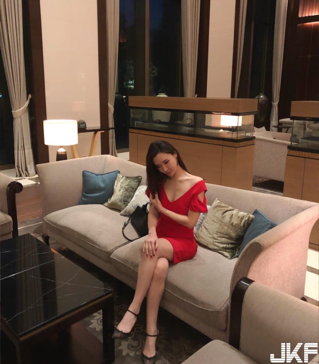 吃飯啦！姐姐深V到底大爆「白嫩奶球」好誘人，想動手夾胸前「兩團大肉包」！