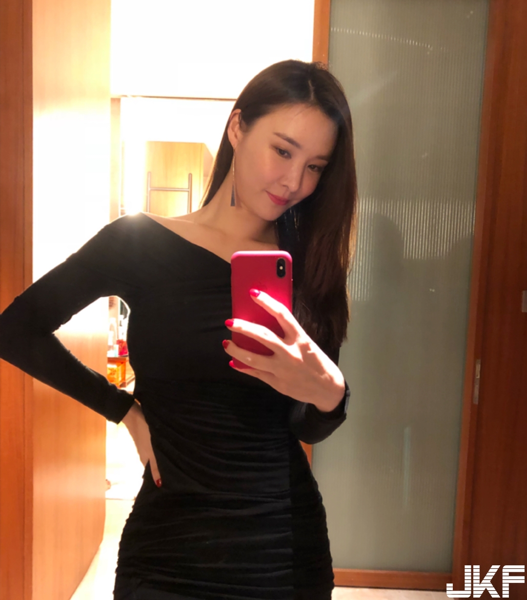 吃飯啦！姐姐深V到底大爆「白嫩奶球」好誘人，想動手夾胸前「兩團大肉包」！