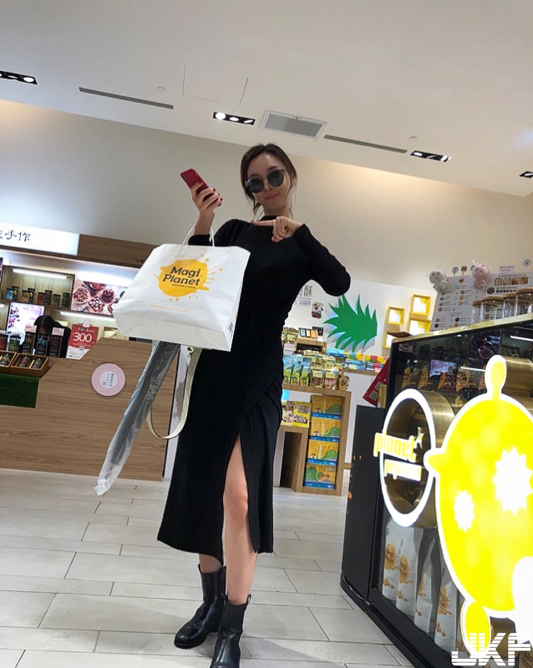 吃飯啦！姐姐深V到底大爆「白嫩奶球」好誘人，想動手夾胸前「兩團大肉包」！