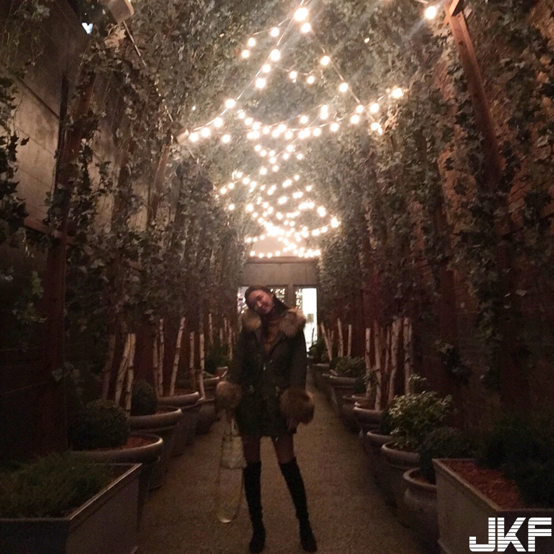 吃飯啦！姐姐深V到底大爆「白嫩奶球」好誘人，想動手夾胸前「兩團大肉包」！