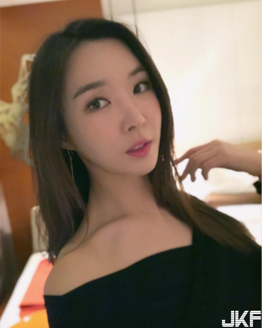 吃飯啦！姐姐深V到底大爆「白嫩奶球」好誘人，想動手夾胸前「兩團大肉包」！