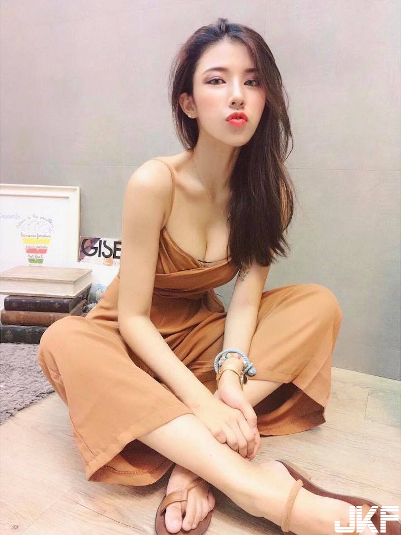 骨感正妹「白皙長腿」好銷魂，瘦歸瘦「低胸爆乳」還是事業線兇兇der！