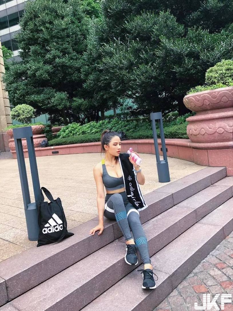 骨感正妹「白皙長腿」好銷魂，瘦歸瘦「低胸爆乳」還是事業線兇兇der！