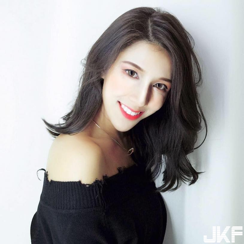 骨感正妹「白皙長腿」好銷魂，瘦歸瘦「低胸爆乳」還是事業線兇兇der！