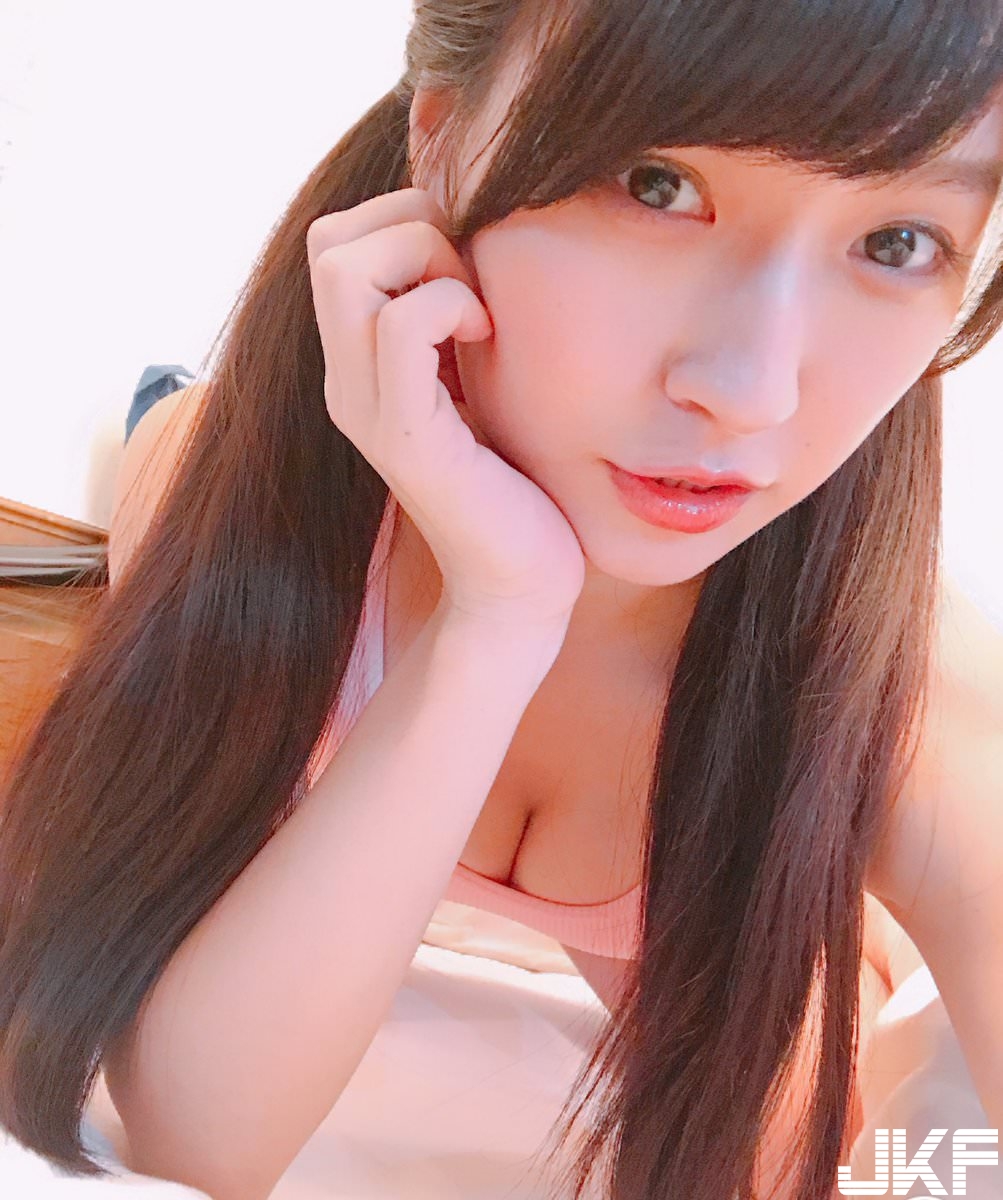 飢渴「性感姐姐」不害臊　拍攝「邪惡角度」部位特寫！無論如何就是要露！