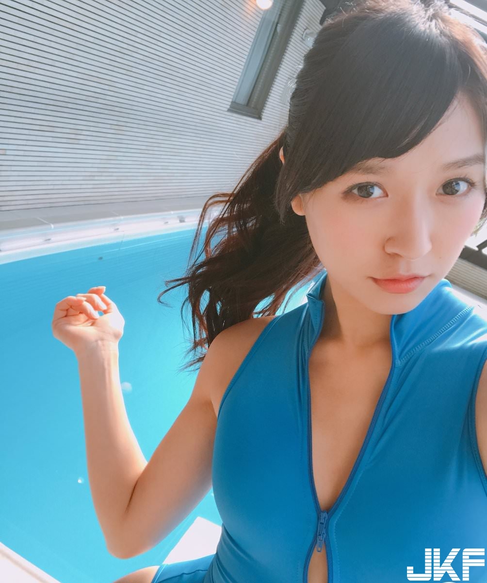 飢渴「性感姐姐」不害臊　拍攝「邪惡角度」部位特寫！無論如何就是要露！