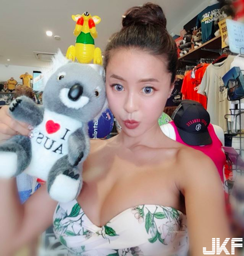 太兇啦！發育超好「肉肉大奶妹」！比基尼擋不住的「巨胸翹臀」好逼人！