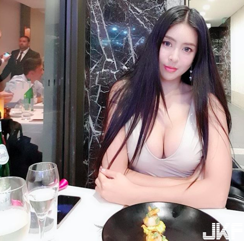 太兇啦！發育超好「肉肉大奶妹」！比基尼擋不住的「巨胸翹臀」好逼人！