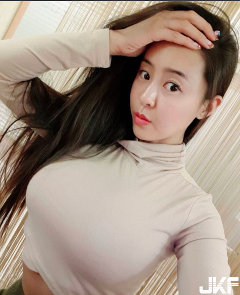 太兇啦！發育超好「肉肉大奶妹」！比基尼擋不住的「巨胸翹臀」好逼人！
