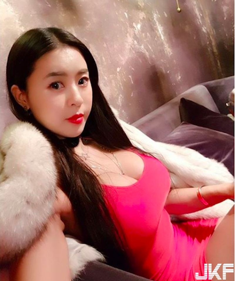 太兇啦！發育超好「肉肉大奶妹」！比基尼擋不住的「巨胸翹臀」好逼人！