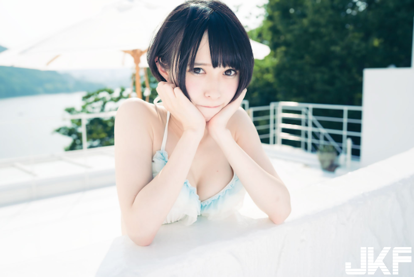 清純系少女也要「奶壓欄杆」！「雪白嫩肉」從縫隙中溢出，無辜表情威力太猛啦！