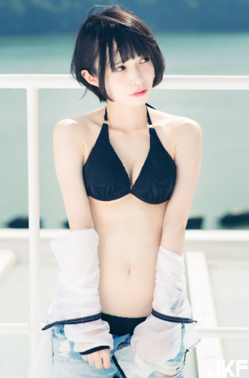 清純系少女也要「奶壓欄杆」！「雪白嫩肉」從縫隙中溢出，無辜表情威力太猛啦！
