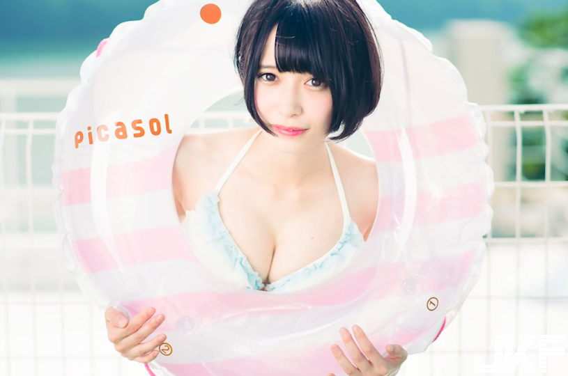 清純系少女也要「奶壓欄杆」！「雪白嫩肉」從縫隙中溢出，無辜表情威力太猛啦！