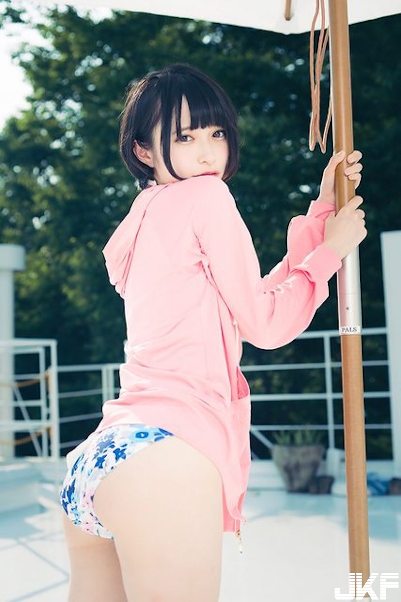 清純系少女也要「奶壓欄杆」！「雪白嫩肉」從縫隙中溢出，無辜表情威力太猛啦！