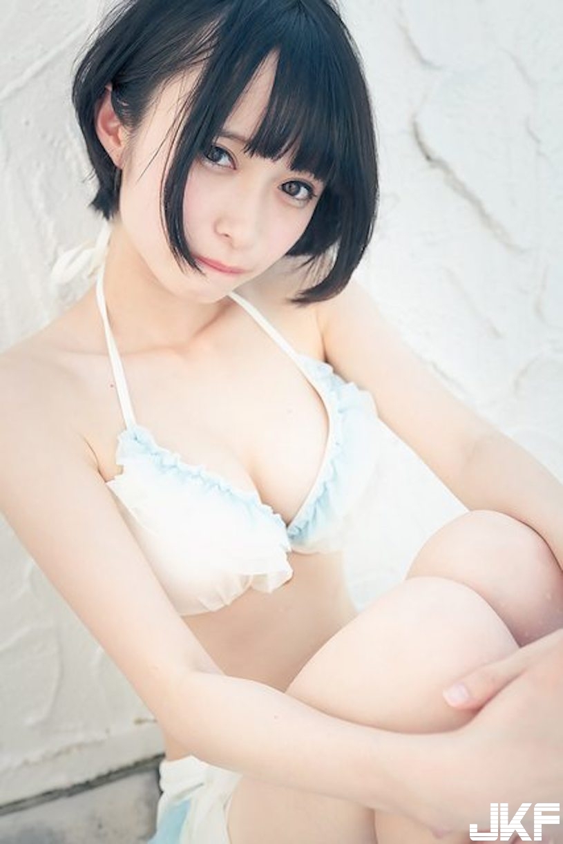 清純系少女也要「奶壓欄杆」！「雪白嫩肉」從縫隙中溢出，無辜表情威力太猛啦！