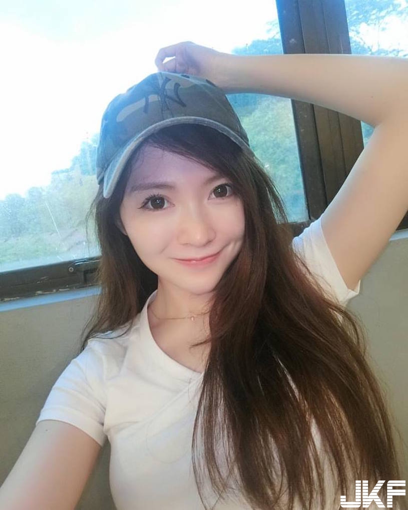 顏值滿分！路邊巧遇「白皙正妹」那美腿好逆天！超邪惡「美胸視角」太銷魂了…