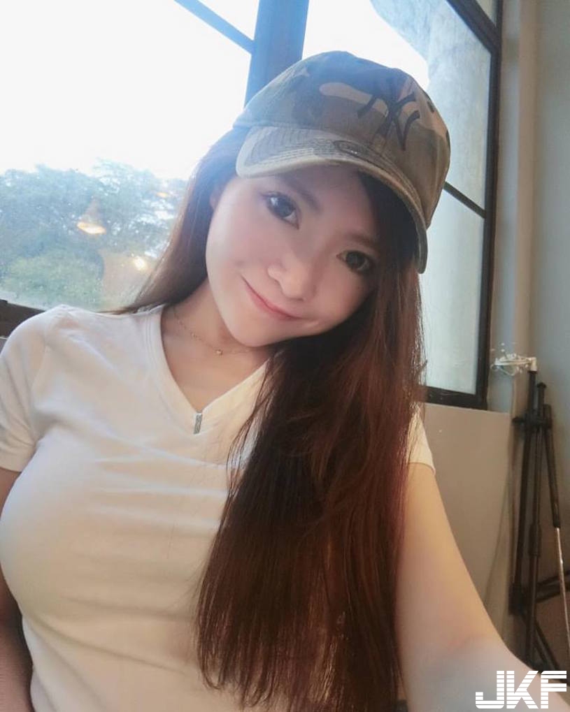 顏值滿分！路邊巧遇「白皙正妹」那美腿好逆天！超邪惡「美胸視角」太銷魂了…