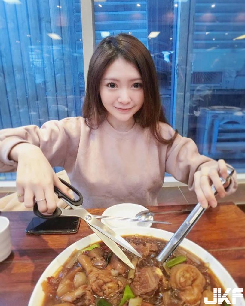顏值滿分！路邊巧遇「白皙正妹」那美腿好逆天！超邪惡「美胸視角」太銷魂了…