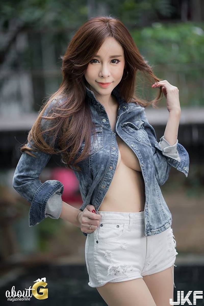 大眾傳播系「白嫩爆乳妹」！深Ｖ裸背上衣「渾圓飽滿」露好露滿！