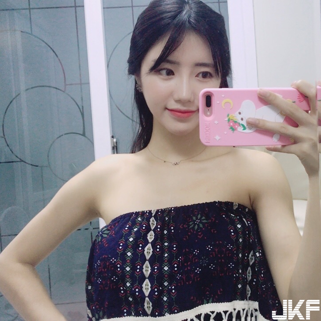揪甘心！妹子夾帶「飽滿乳球」貼近鏡頭加油打氣，「堅挺渾圓」讓人精力旺盛