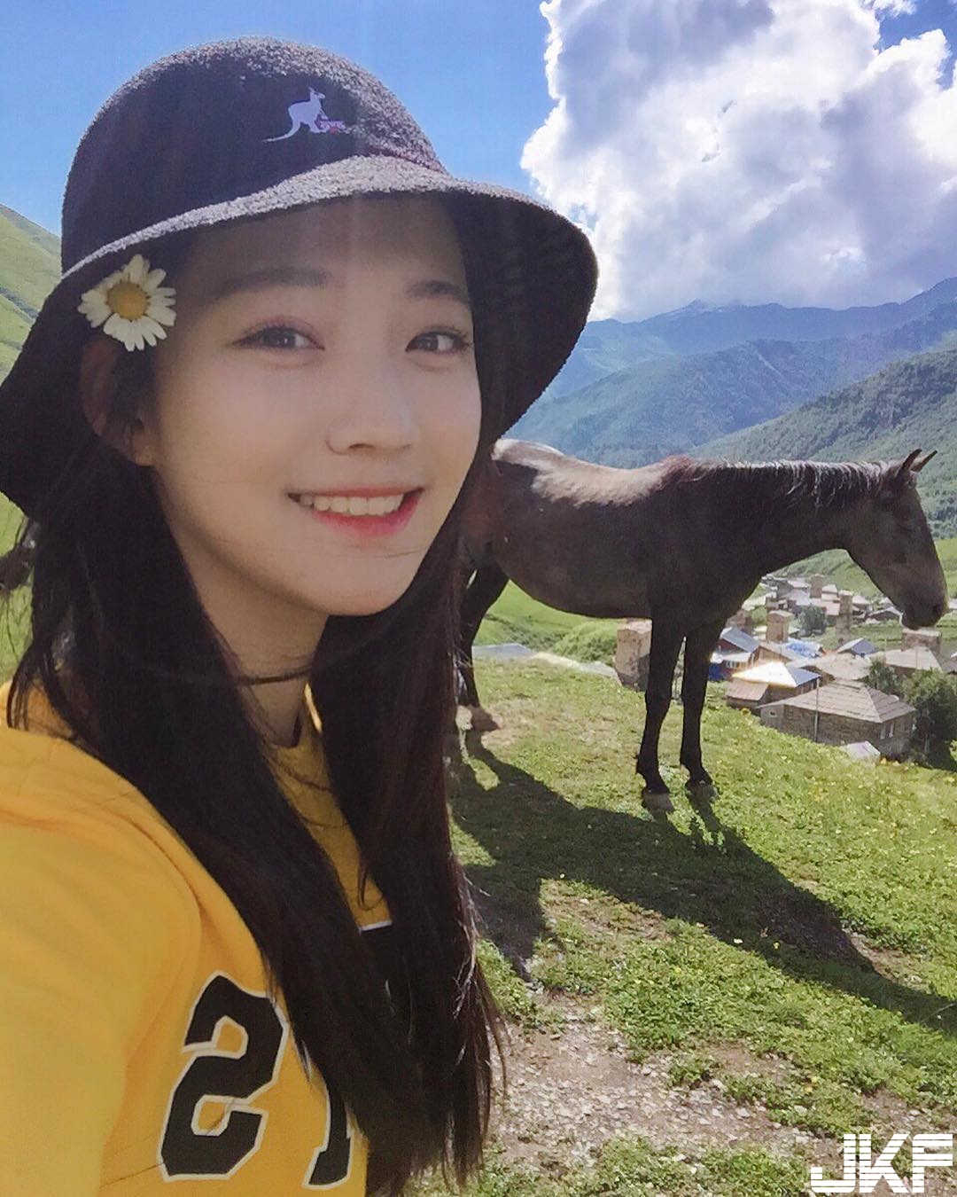 前進大陸！「背包客少女」陽光笑容+嫩白長腿橫掃各地，全世界人都戀愛了