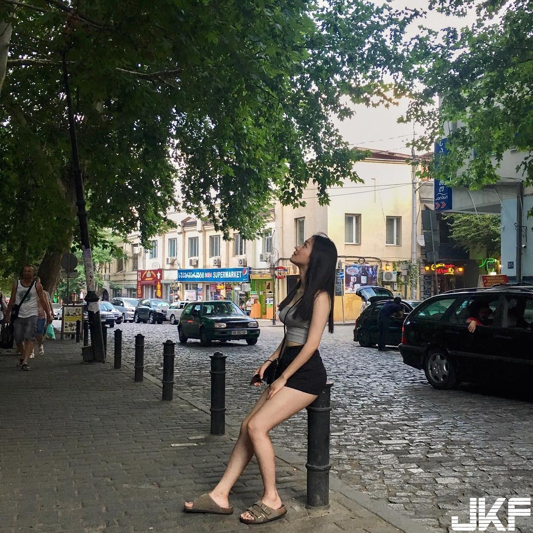 前進大陸！「背包客少女」陽光笑容+嫩白長腿橫掃各地，全世界人都戀愛了