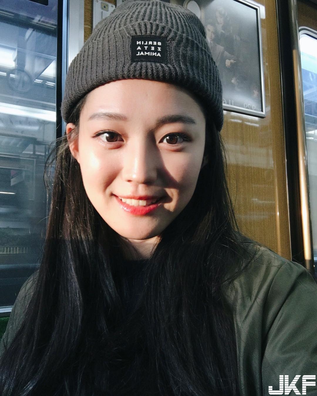 前進大陸！「背包客少女」陽光笑容+嫩白長腿橫掃各地，全世界人都戀愛了
