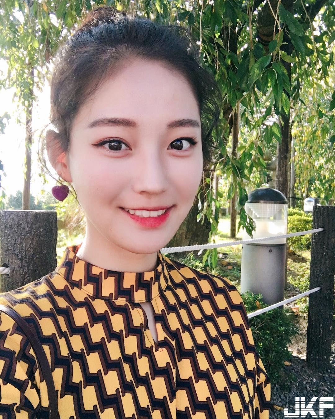 前進大陸！「背包客少女」陽光笑容+嫩白長腿橫掃各地，全世界人都戀愛了