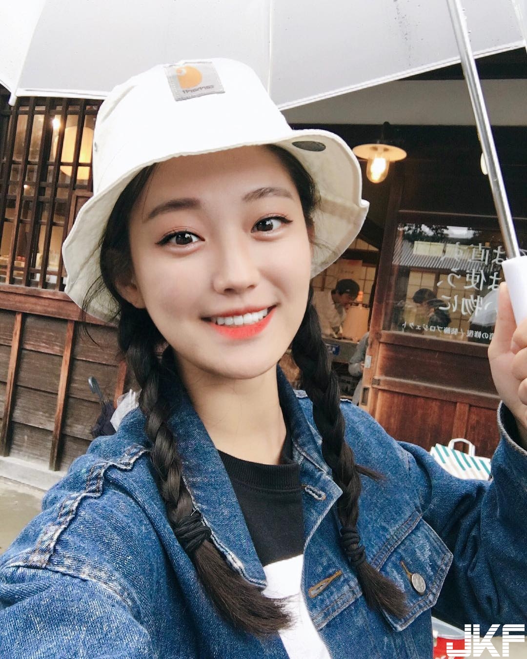 前進大陸！「背包客少女」陽光笑容+嫩白長腿橫掃各地，全世界人都戀愛了